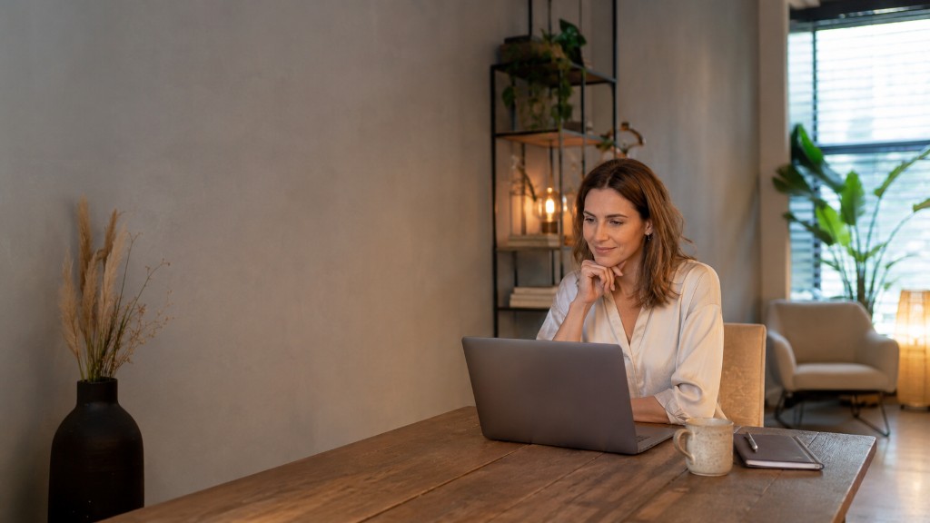 Zakelijke ondernemer werkt professioneel aan een laptop in een rustige omgeving